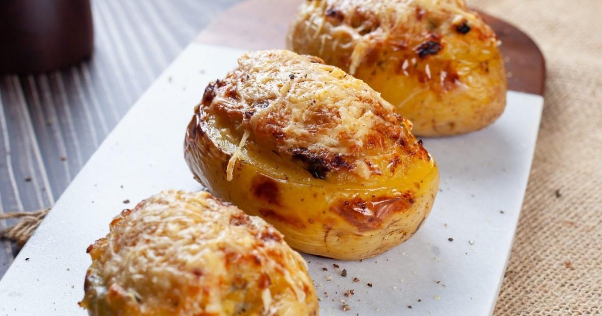 Batata recheada no micro-ondas com recheio de queijo e presunto, fica delicioso e cremoso