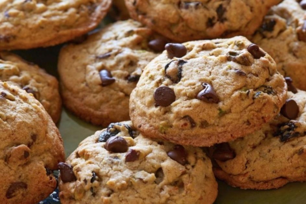 Cookie de aveia com pedaços de chocolate, fica delicioso demais