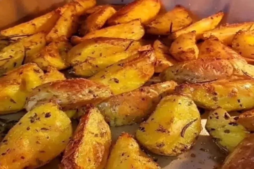 Batata assada no forno, dessa forma fica crocante e suculento