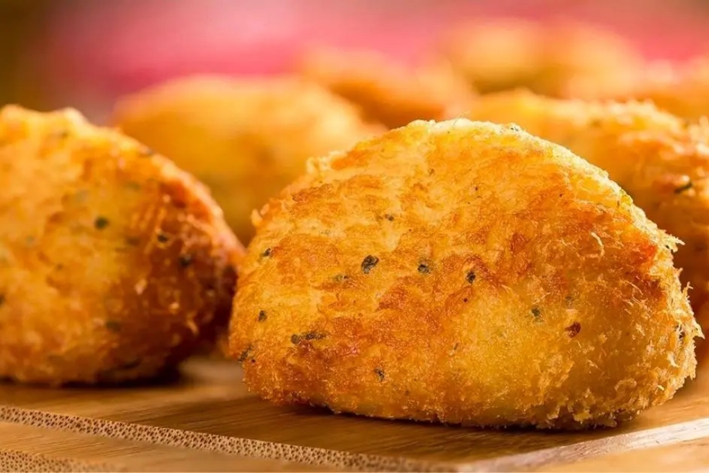 Bolinho de farinha de milho que ficam crocantes por fora e super macios por dentro