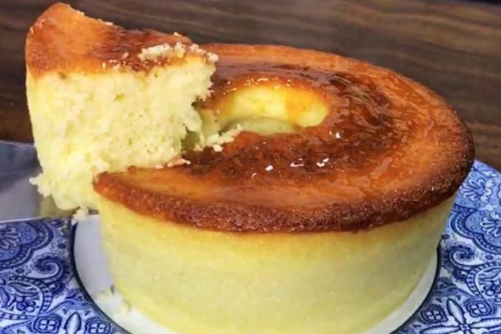 Bolo caçarola de padaria, fica bem cremoso e com sabor maravilhoso