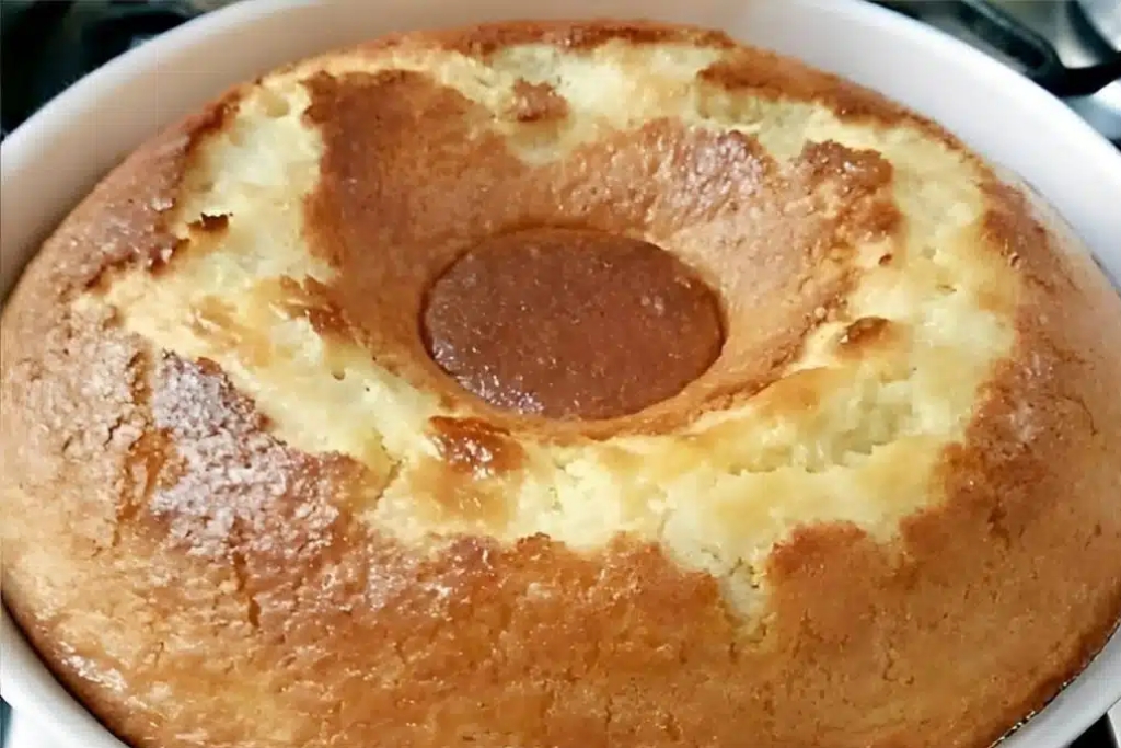 Bolo de aipim da roça, um bolo macio e fofinho que derrete na boca e é muito fácil de preparar