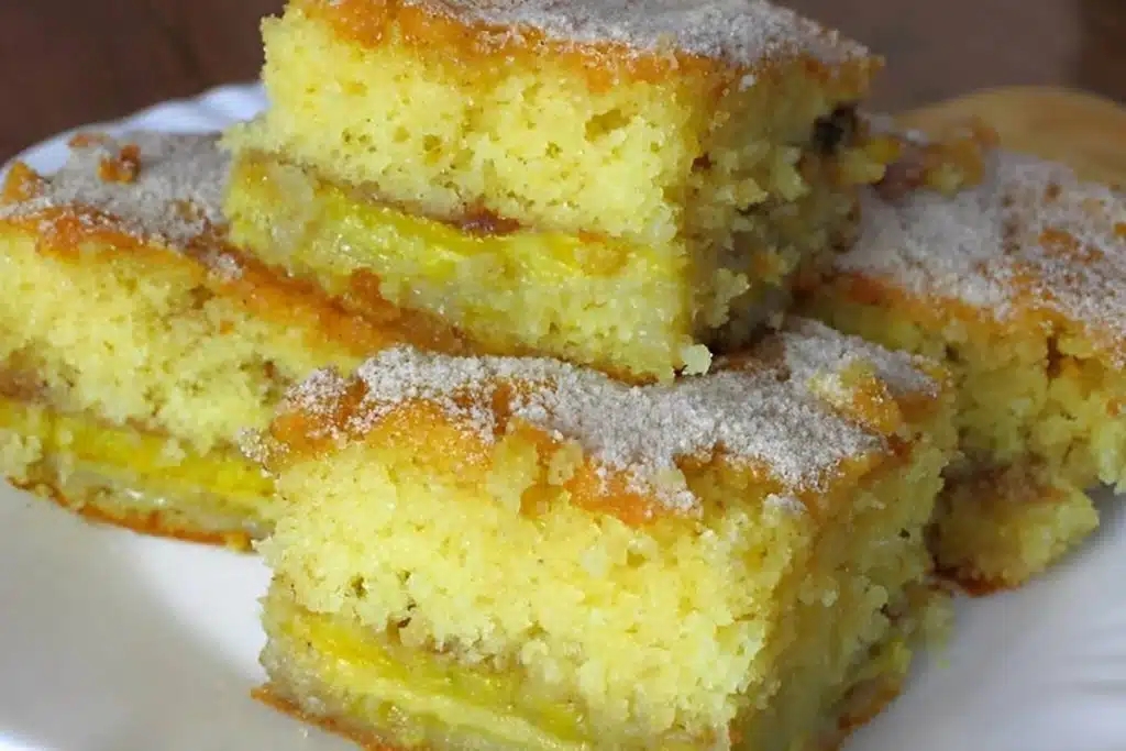 Bolo de banana que já sai do forno recheado pronto para desenformar e servir