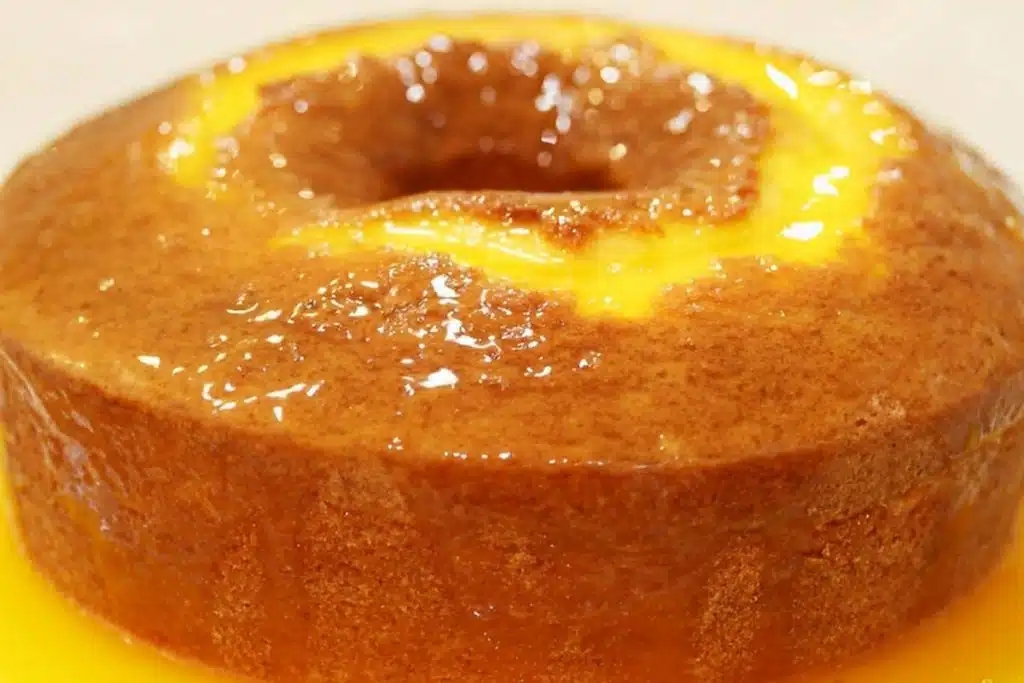 Bolo de laranja macio e molhadinho, perfeito para servir no lanche ou no café