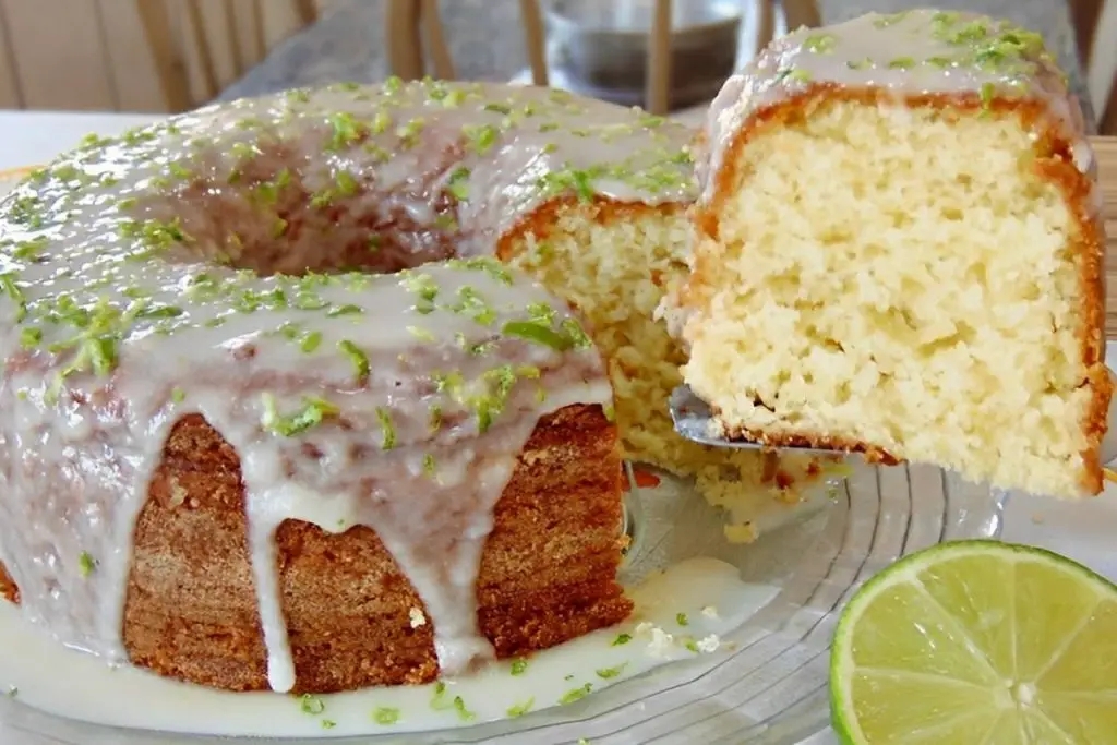 Bolo de limão fácil com cobertura e raspas de limão macio, fofinho e delicioso