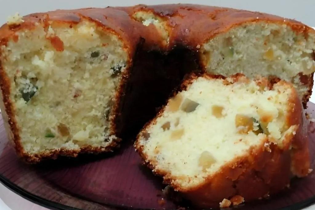 Bolo de natal amanteigado com frutas cristalizadas, com uma massa fofinha que derrete na boca