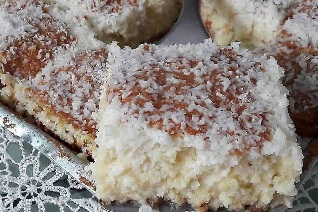 Bolo gelado de coco embrulhado em papel alumínio, fica divino e vai deixar todos com água na boca