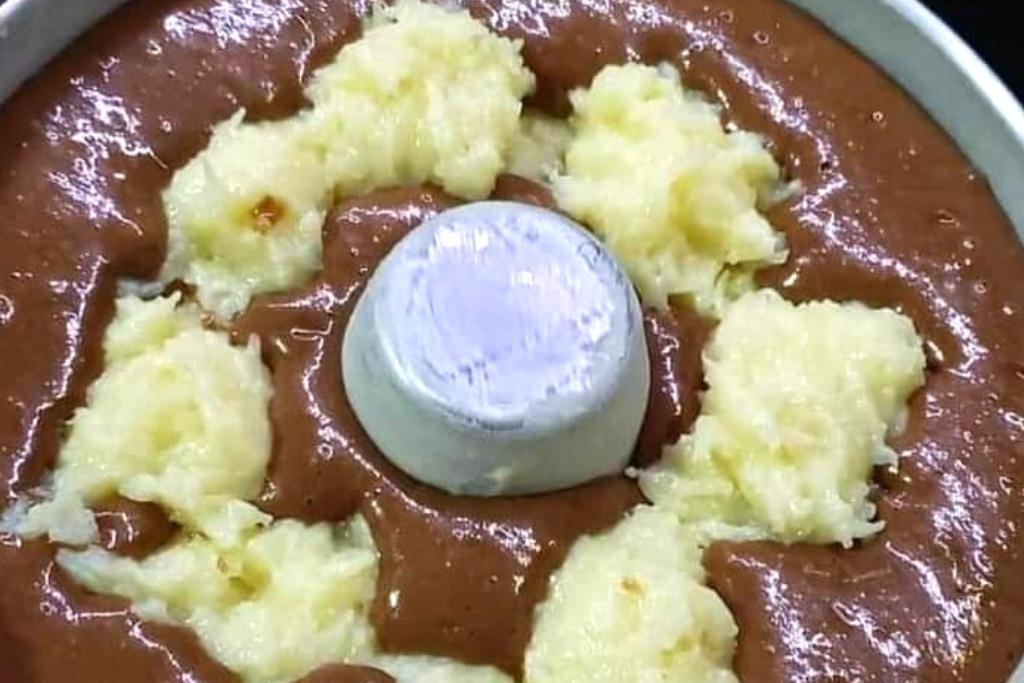 Bolo prestígio já sai recheado e delicioso