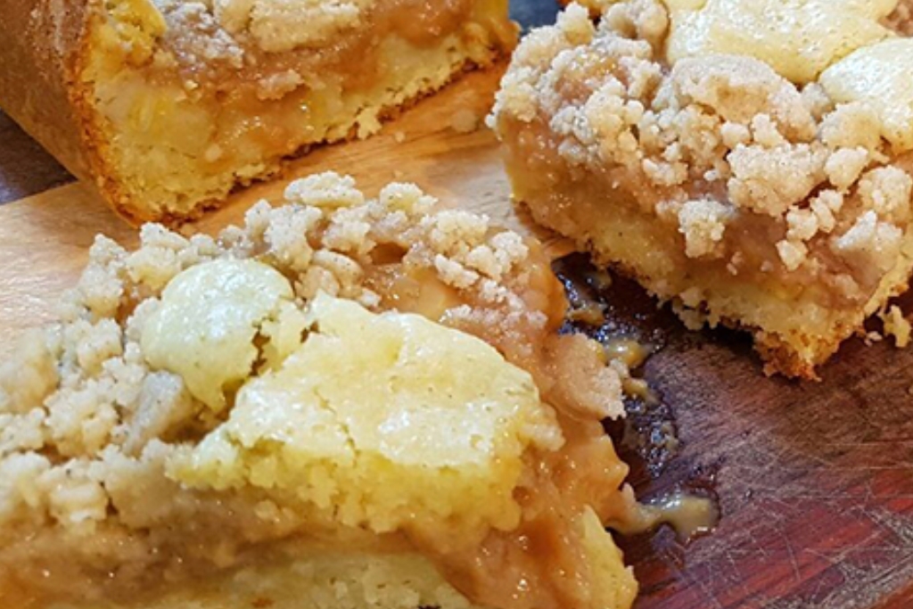 Cuca de banana com uma farofa crocante, maravilhosa pro lanche do fim de tarde