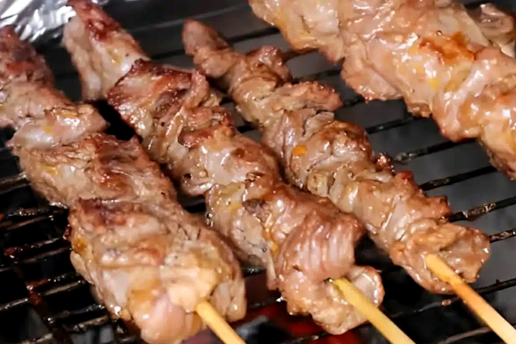 Espetinho de churrasco, igual de porta de estádio perfeito para o seu churrasco de ano novo