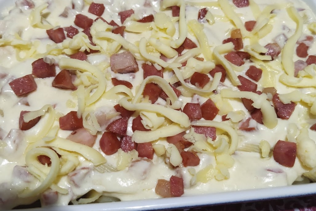 Macarrão ao molho branco e bacon, para fazer no dia de correria e quer comer algo gostoso