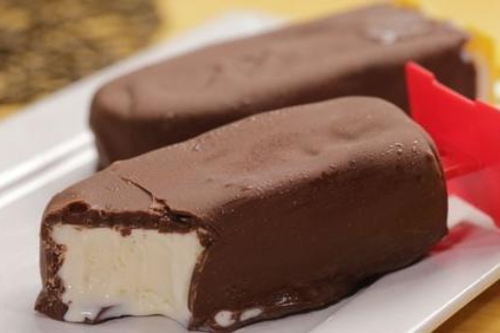 Para os dias quentes essa receita deliciosa de picolé de leite em pó com chocolate