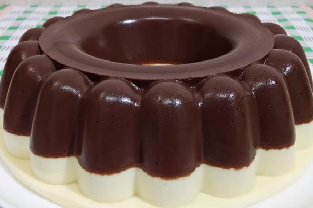 Pudim de chocolate com leite ninho, uma sobremesa além de deliciosa é muito linda