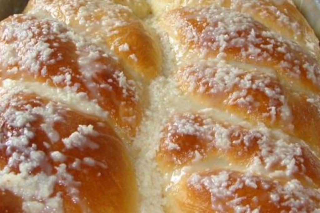 Rosca doce com cobertura de leite de coco, uma maravilha dos deuses