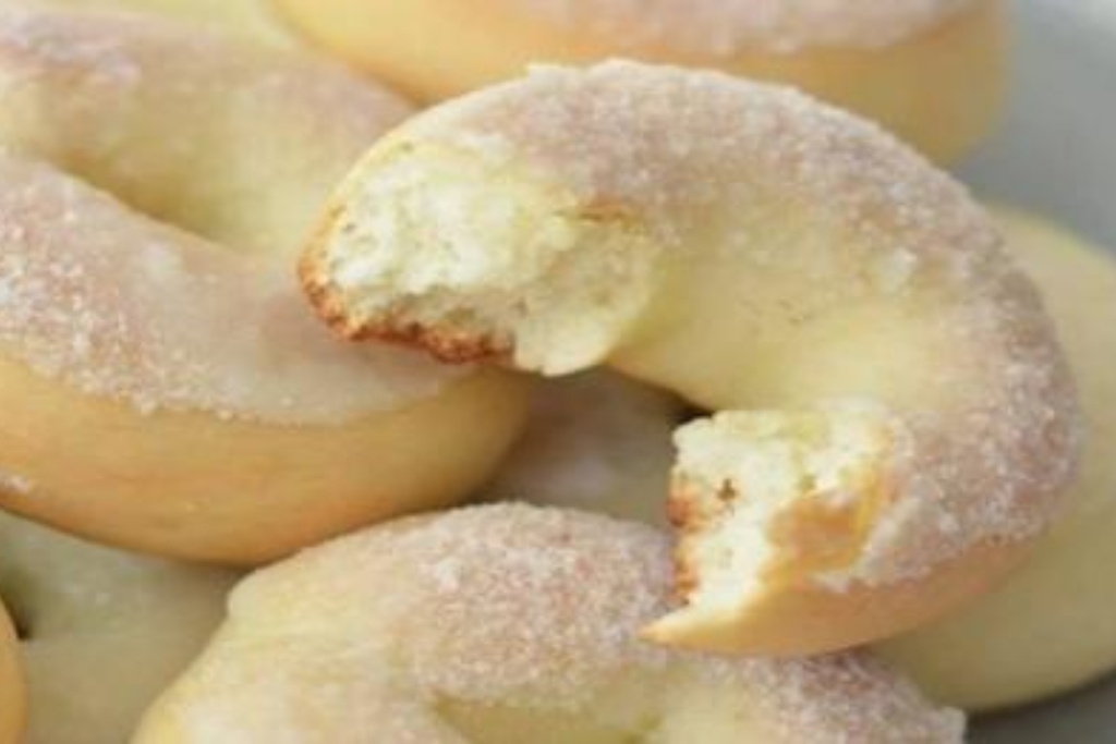 Rosquinha doce de padaria coberta com leite condensado e açúcar, uma sensação maravilhosa em cada bocada