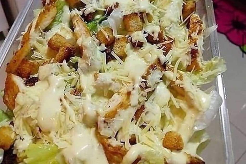 Salada caesar fácil com um delicioso molho cremoso e queijo parmesão