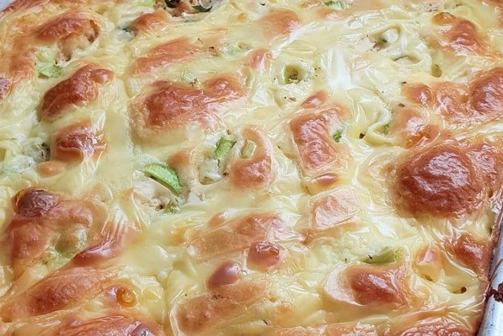 Torta de liquidificador especial, com cobertura de requeijão cremoso deliciosa!