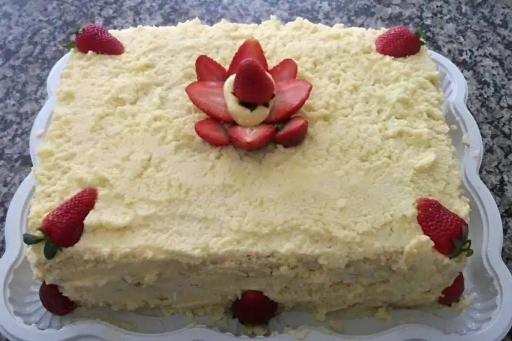 Torta de morango de natal, uma sobremesa simples e prática que vai surpreender sua família