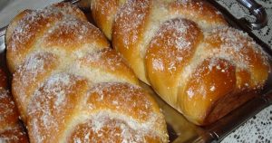 Pão de coco de padaria um pão doce com cobertura para fazer na sua casa