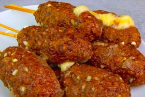 Bomba de Carne com Queijo no palito, comi isso em uma feira e amei